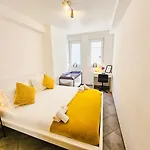 Charming 1br Retreat With Private Terrace Lägenhet *