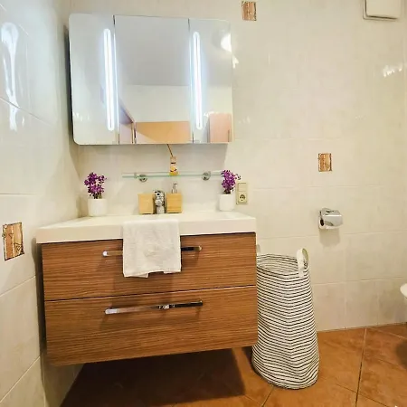 Charming 1br Retreat With Private Terrace