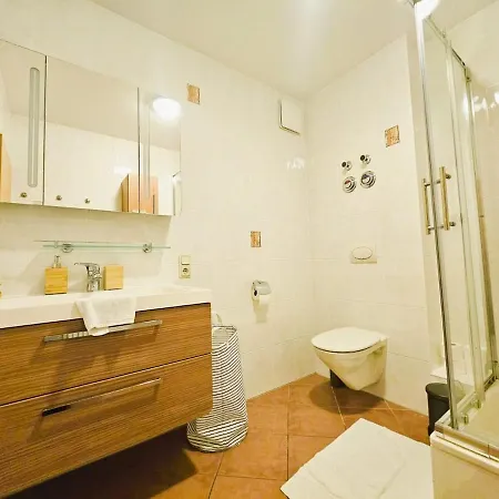 Charming 1br Retreat With Private Terrace לוקסמבורג