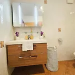 Charming 1br Retreat With Private Terrace