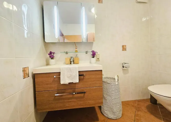 Charming 1br Retreat With Private Terrace